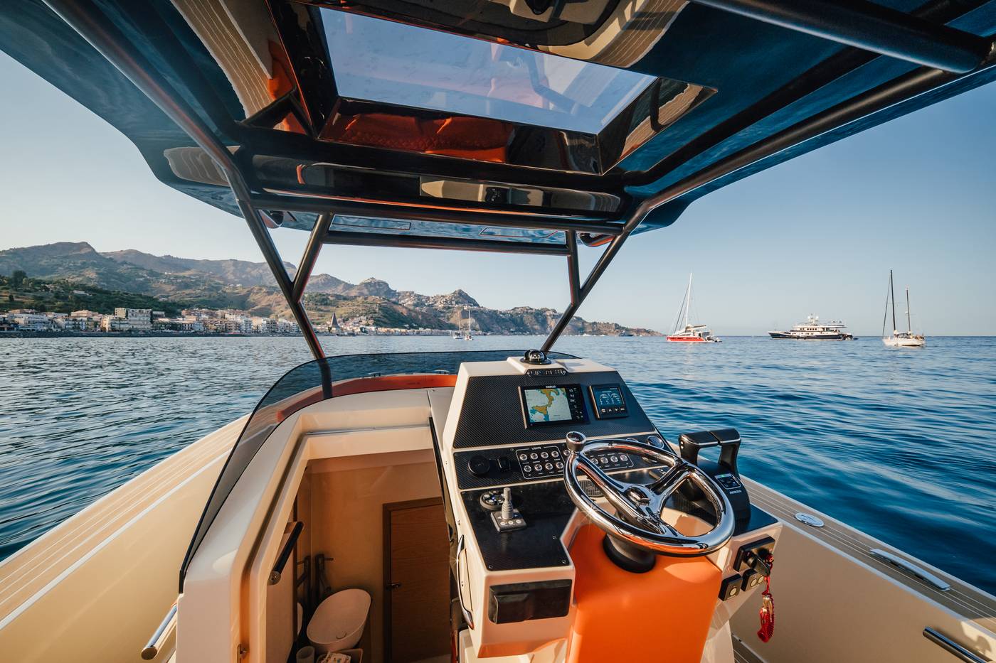 Plancia con GPS Simrad: la rotta sempre sotto controllo