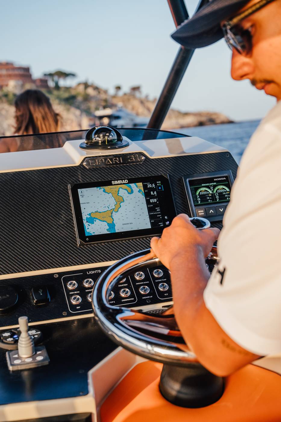 Lo skipper al timone lungo la rotta per le Eolie